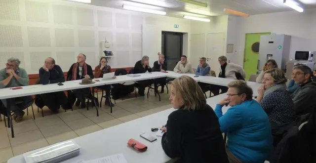 photo  l’avis à donner sur la nouvelle activité d’engraissement de jeunes bovins sur la ferme de la petite-fontaine a suscité un débat au sein du conseil municipal de bazouges-cré-sur-loir (sarthe). les discussions autour d’un projet qualifié de peu clair par certains conseillers a abouti à un avis d’autorisation défavorable, sauf à prendre en compte les demandes complémentaires.  &copy;  ouest-france 