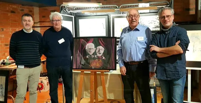 photo  serge et jean-claude découvrent avec émotion leur caricature pleine de tendresse et d’humour, entourés de jean-louis et nicolas, leurs successeurs, prêts à perpétuer l’esprit des automnales de peinture.  &copy;  le maine libre 