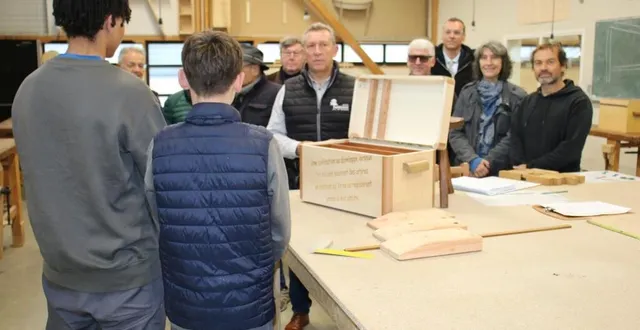 photo  au cours de la visite des ateliers, jordan et jules, élèves en 1re année, ont présenté aux visiteurs, une malle à outillage de leur conception.  &copy;  ouest-france 