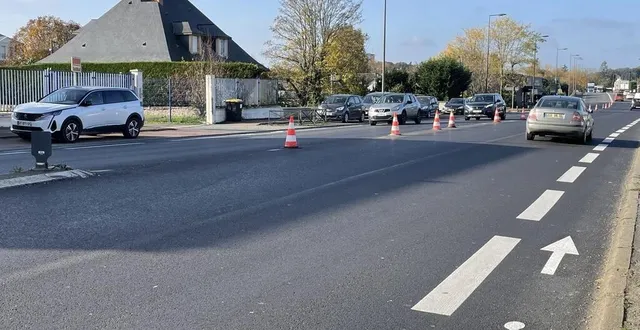 photo  depuis plusieurs semaines, seuls des cônes de signalisation délimitent les deux voies de circulation entre la poste et le pont qui enjambe la sarthe.  &copy;  ouest-france 