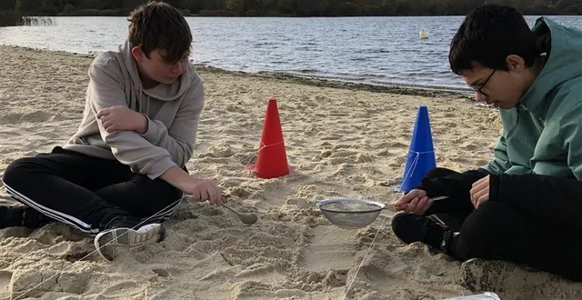photo  des élèves d’une classe de 3e prépa-métiers du lycée d’estournelles-de-constant à la flèche (sarthe) ont tamisé des échantillons de la place du lac de la monnerie, ce lundi matin 18 novembre 2024, dans le cadre de l’opération plastique à la loupe, portée par la fondation tara océan.  &copy;  ouest-france 