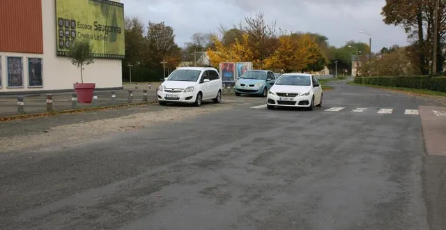 photo  la rue de la gare, à mamers (sarthe) présente un espace dégradé, à l’accès à l’espace culturel saugonna et au cinéma rex.  &copy;  ouest-france 