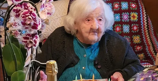 photo  simone rousseau, le jour de ses 105 ans, dans sa maison de sillé-le-guillaume (sarthe).  &copy;  ouest-france 