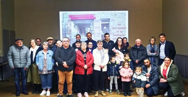 photo  les nouveaux arrivants, entourés des élus et des présidents d’association.  &copy;  ouest-france 