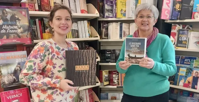 photo  nadine enguehard (à droite) et sandrine pavy présentent deux des livres du 22e salon qui se tiendra le 8 décembre.  &copy;  ouest-france 