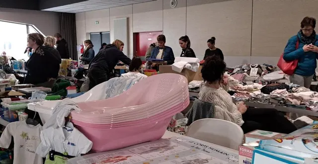 photo  dimanche, voivres solidaire a organisé sa bourse aux jouets, « réservée aux jeux, jouets, livres et vêtements pour moins de 6 ans », précise sabrina fimiez, secrétaire. la salle était remplie au maximum. une collecte de jouets était organisée au profit de l’association se nourrir ensemble, de roëzé.  &copy;  ouest-france 