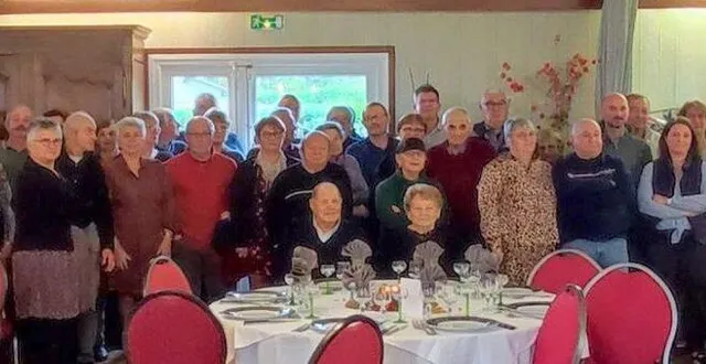photo  les participants à la rencontre des anciens, avec, au premier rang, les deux doyens présents : pierre batrel, 95 ans et alice louvel, 89 ans.  &copy;  ouest-france 