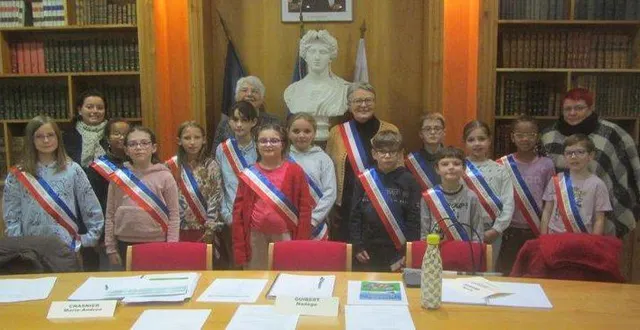 photo  les enfants ont dit leur fierté de porter leur écharpe de conseiller municipal des enfants de bécon-les-granits.  &copy;  co 