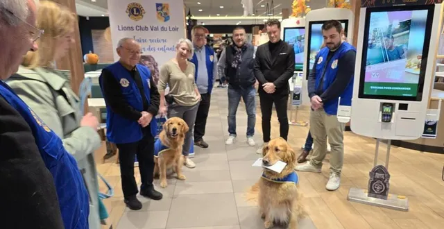 photo  c’est ulysse, chien d’assistance à la réussite scolaire, qui a remis son chèque à marie wattiau, déléguée sarthe d’handi chien alençon.  &copy;  ouest-france 