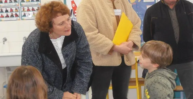 photo  l’inspectrice d’académie dialogue avec les enfants.  &copy;  le maine libre 