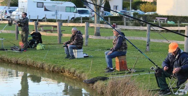 photo  dernier coup de pêche avec la fermeture hivernale du plan d’eau de saint-rémy-des-monts.  &copy;  maine libre 
