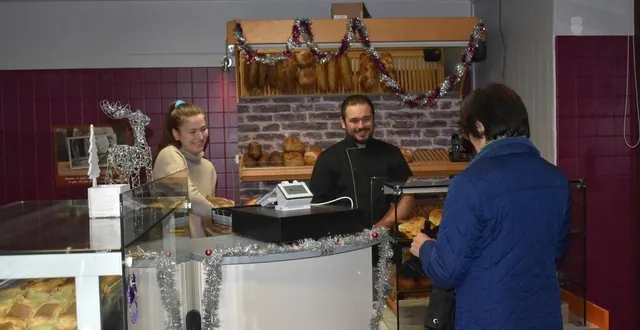 photo  ce lundi 18 novembre, la première cliente a été servie à 7 h 32, une véritable joie pour tout le monde.  &copy;  le maine libre 