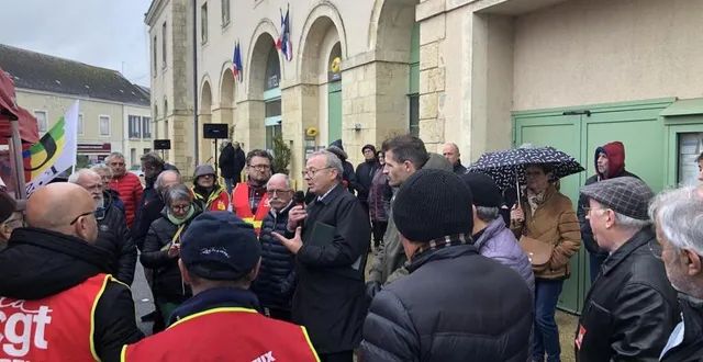 photo  beaucoup de syndiqués, quelques administrés, trois maires… l’intersyndicale a regretté l’absence de députés et de l’ars lors de la réunion publique qu’elle avait organisée à conlie ce lundi 18 novembre 2024.  &copy;  photo le maine libre 
