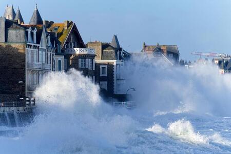 photo Le remblai de Saint-Malo (Ille-et-Vilaine) lors du passage de la tempête Pierrick, en avril 2024. JEAN-MICHEL NIESTER / ARCHIVES OUEST-FRANCE 