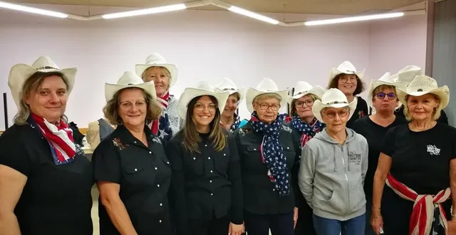 photo  quelques danseuses du west side country dont natacha marchand à gauche, et danièle pilon, la présidente à ses côtés  &copy;  ouest-france 