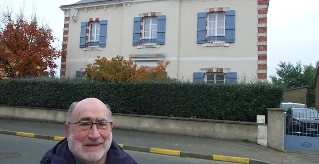 photo  gilbert paulin devant l’ancienne école des garçons, à saint-corneille (sarthe).  &copy;  ouest-france 