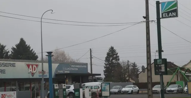 photo  dans quelques semaines, la station essence de parcé-sur-sarthe va disposer d’automates capables de servir du carburant 24 h/24.  &copy;  ouest-france 