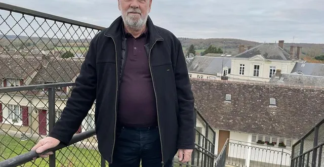 photo  daniel chevée, maire de bretoncelles (orne), pose sur la passerelle ferroviaire qui relie les deux côtés du village. la halte sncf fait partie des équipements qui rendent la commune attractive.  &copy;  ouest-france 