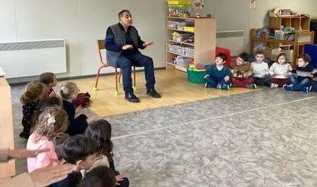 photo  estevan ellul, dumiste (diplôme universitaire de musicien intervenant), était jeudi à l’école saint-louis afin d’apprendre des chants, des rythmes et de présenter des instruments aux élèves de gs, cp, ce1 et ce2. ce projet d’intervention en milieu scolaire est proposé par la communauté de communes des vallées du haut-anjou et organisé par l’école de musique de l’anjou bleu.  &copy;  ouest-france 