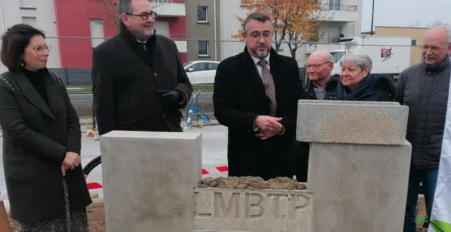 photo  les officiels ont posé en commun la première pierre du lotissement résidence des jardins.  &copy;  ouest-france 