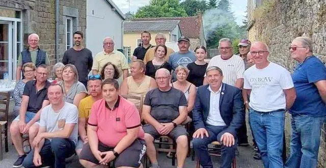 photo  le bar associatif fonctionne tous les dimanches, grâce à ses soixante-dix  bénévoles. au premier rang, à gauche, nicolas andron, le président.  &copy;  ouest-france 