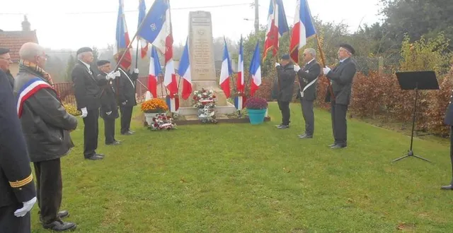 photo  la cérémonie devant le monument aux morts, avec des représentants de la marine nationale.  &copy;  ouest-france 