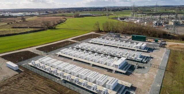 photo  harmony energy, associée à tagenergy, construit des unités de stockage d’énergie par batteries à travers le monde comme ici, près de hull au royaume-uni.  &copy;  harmony energy 