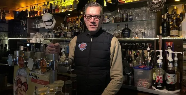 photo  valéry fortin, alias val’r, gérant du mojito royal dans le vieux-mans, reprend le bar-brasserie le café de la bourse place de la république dans le centre-ville.  &copy;  le maine libre 