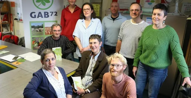 photo  une partie des salariés et des membres du conseil d’administration du gab72, avenue georges-auric, au mans. le syndicat compte 120 adhérents. soit le tiers des exploitations labellisées agriculture biologique en sarthe.  &copy;  ouest-france 