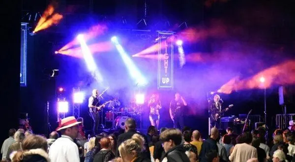 photo  au réveillon de l’amitié, les 300 m² de piste de danse ne désemplissent pas à partir de 22 h…  &copy;  réveillon amitié angevine 