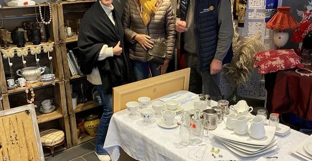 photo  sylvie rutkowski, carole roulin et guy podevin assurent la permanence du commerce éphémère.  &copy;  le maine libre 