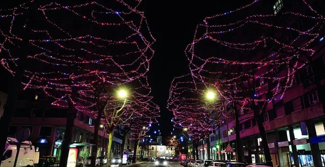 photo  les illuminations de noël dans la ville seront lancées jeudi 21 novembre. elles seront visibles de 17 h à minuit tous les jours. de 17 h à 5 h, lors des deux réveillons. elles s’éteindront le 5 janvier.  &copy;  ville du mans 