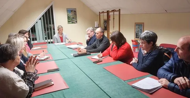 photo  une partie des participants à l’assemblée générale de l’union commerciale autour de stéphane aubert, le président.  &copy;  ouest-france 