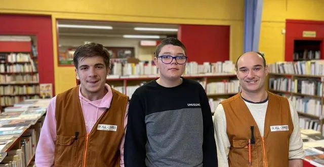 photo  lucas girard, 17 ans, evan berel 14 ans, deux stagiaires à all livres à flers, en situation de handicap ont travaillé avec gaëtan bermond, salarié depuis onze ans dans la libraire.  &copy;  ouest-france 