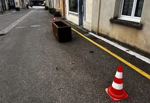 photo  les bacs à fleurs sont distants de 1,10 m entre les murs et la chaussée.  &copy;  ouest-france 