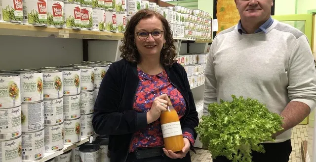 photo  mélanie vasseur, directrice du collectif d’urgence, association d’insertion d’alençon, et bruno cormier, responsable de l’épicerie sociale.  &copy;  ouest-france 