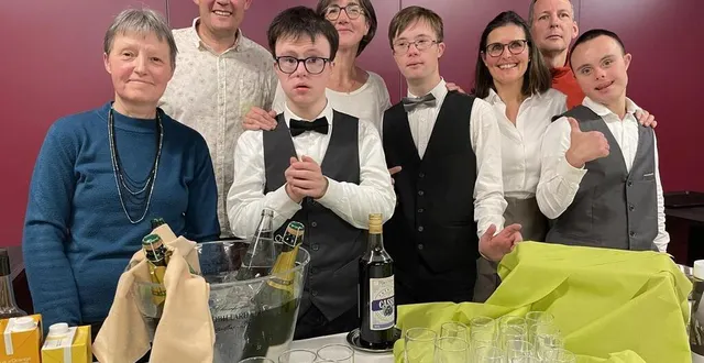 photo  apprentis serveurs au lycée sainte-catherine, au mans (sarthe), victorien, louis et romain suivent la voie qu’ils ont choisie. leurs parents et fondateurs de l’association ressources 21 (de gauche à droite) : pascale surmont, pascal et christine robert, claire essayan et olivier surmont.  &copy;  ouest-france 