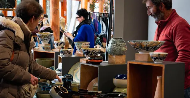 photo  stand de philippe loizé, céramiste à landigou, lors du marché de l’an dernier.  &copy;  montagnes de normandie tourisme 