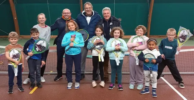 photo  les enfants ont remercié chaleureusement richard catherine.  &copy;  ouest-france 