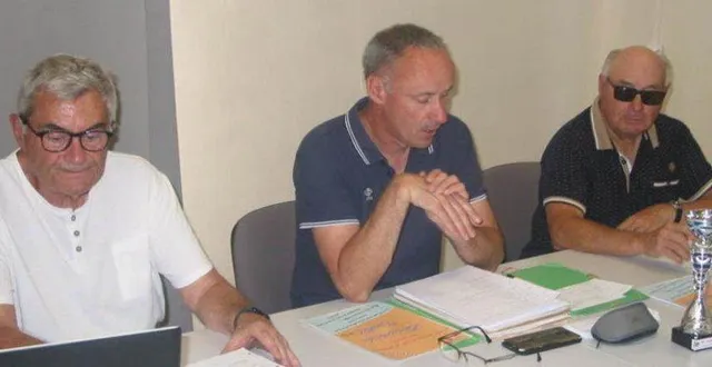 photo  nicolas dumesnil (au centre) a souhaité faire revivre le téléthon.  &copy;  ouest-france 