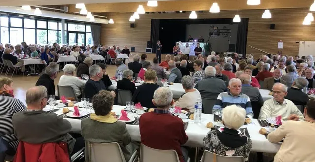 photo  les 200 convives au repas des seniors salle de vaujoubert à rouillon le 16 novembre.  &copy;  le maine libre 
