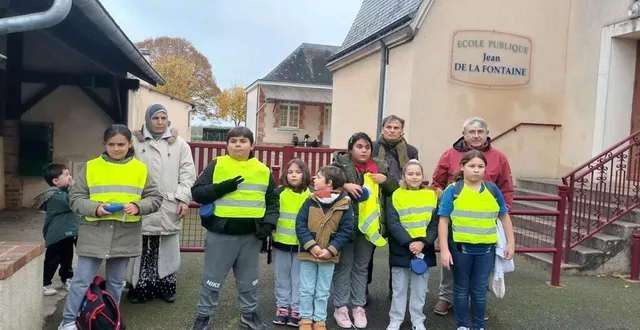 photo  michelle coutelle et patrick rogeon, de la ligue contre la violence routière, a remis six gilets rétroréfléchissants aux écoliers.  &copy;  ouest-france 