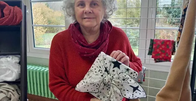 photo  marie-laure tudoux, couturière avertie, expose ses différentes créations. comme des tissus qui servent à emballer les cadeaux selon la technique japonaise du furoshiki.  &copy;  ouest-france 