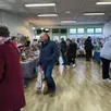 photo beaucoup de public a déambulé dans la salle des fêtes.