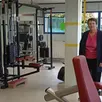 photo  éliane lallemand, présidente de la maison pour tous, au milieu des nombreux appareils de musculation. 