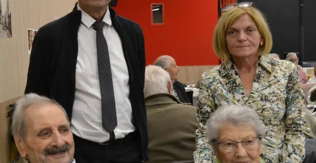 photo  les deux doyens du repas avec le maire et une adjointe.  &copy;  le maine libre 