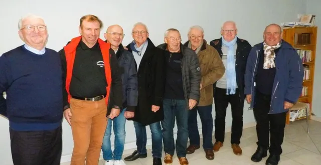 photo  second à partir de la droite, gilles gautier est le président de cette association, qui œuvre pour la francophonie à travers le monde.  &copy;  ouest-france. 