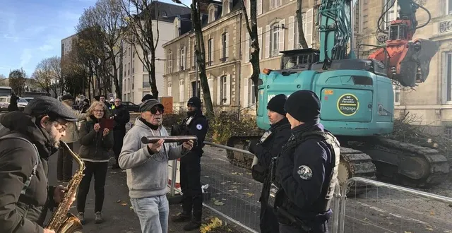 photo  un peu plus de trente opposants à l’abattage des arbres avenue bollée ont participé à un rassemblement au pied de l’érable en haut duquel avait pris place un militant fin octobre, avant de se rendre devant une rangée d’arbres en train d’être coupés.  &copy;  le maine libre 