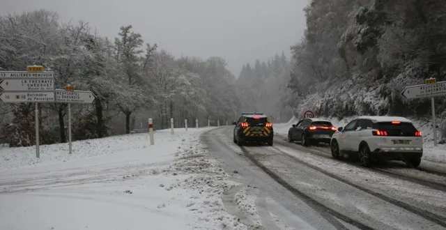 photo  un véhicule de gendarmerie (à gauche) sécurise deux automobilistes en difficultés, sur la d311, en direction de mamers (sarthe), ce jeudi 21 novembre 2024.  &copy;  ouest-france 