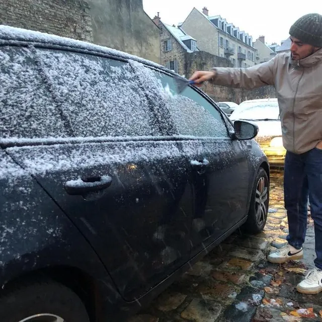 photo au mans, il fallait déjà déneiger les voitures avant de prendre la route, ce matin.  ©  ouest-france